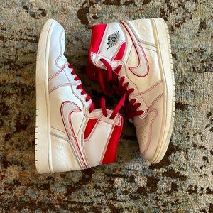 Jordan 1 Retro High
Phantom Gym Red